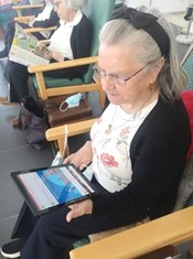 Participants in Caritas Coimbra and Amadora testing the Sentab app